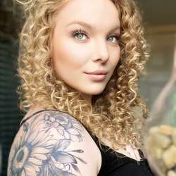 Linzxxx's Chat & Dating Profile