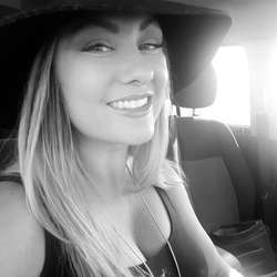 hollyGi's Chat & Dating Profile